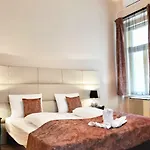 Folk Art Apartment Near Blaha Lujza Square