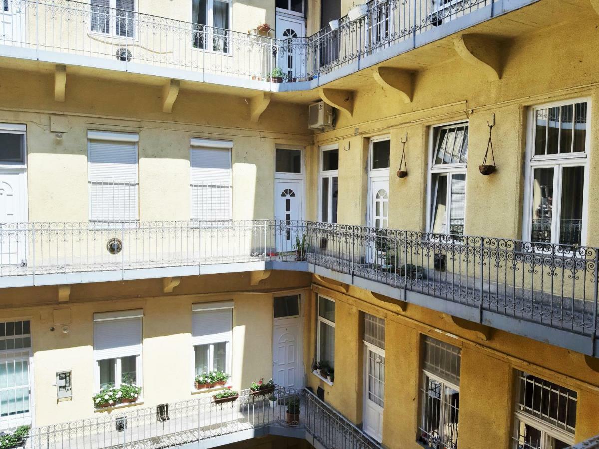 Folk Art Near Blaha Lujza Square Apartman *
